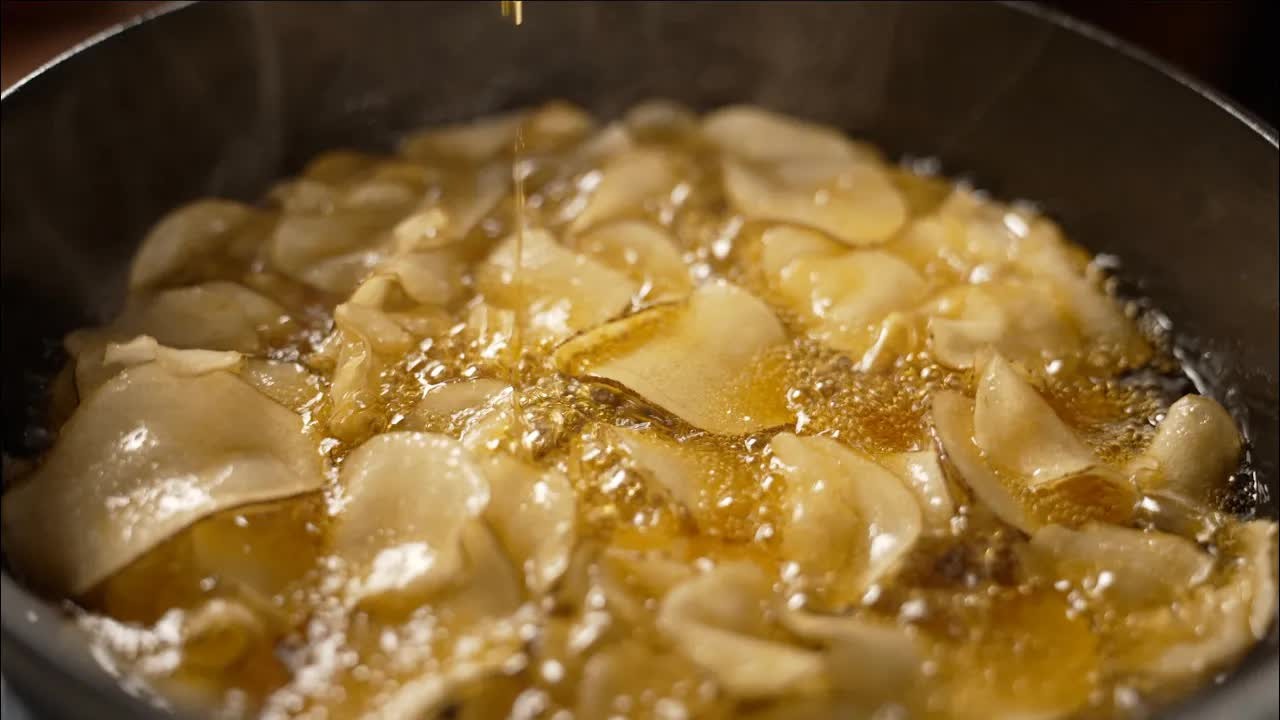 Thin-sliced potato chips with rice wine vinegar