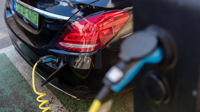 Lassan fordul a kocka: változik, ahogy az autósok az elektromos jövőt nézik