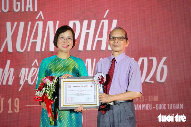 Nhà thơ Bằng Việt nhận giải thưởng Bùi Xuân Phái