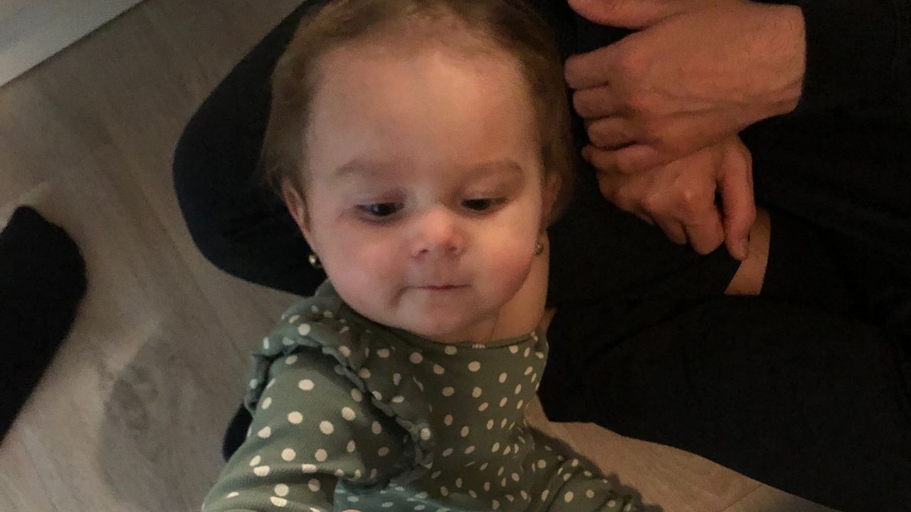 Toddler with one arm meets adult with same condition | Happily