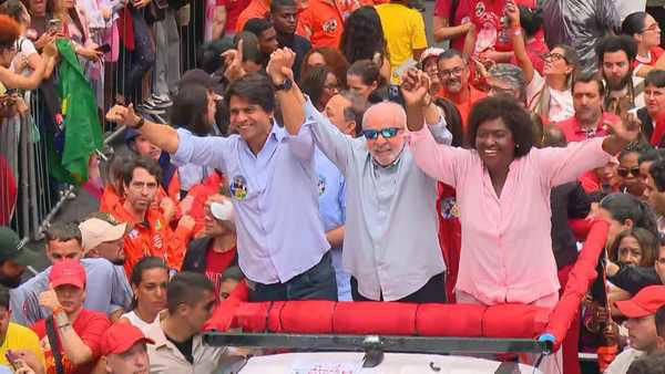 Lula reúne apoiadores em ato no centro do Rio