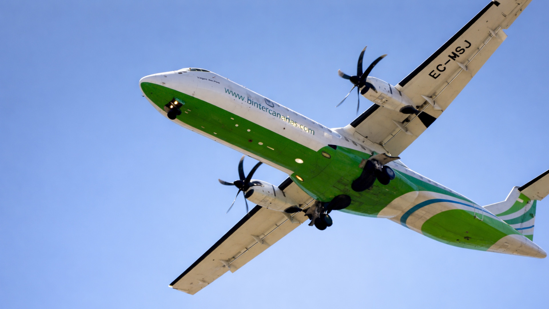 Fuerteventura Airport plane spotting caught on camera
