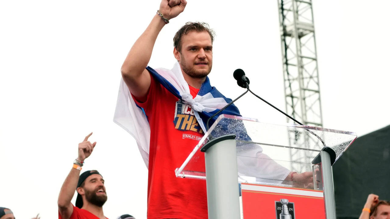 Barkov exits with injury: Panthers captain leaves after awkward fall ...