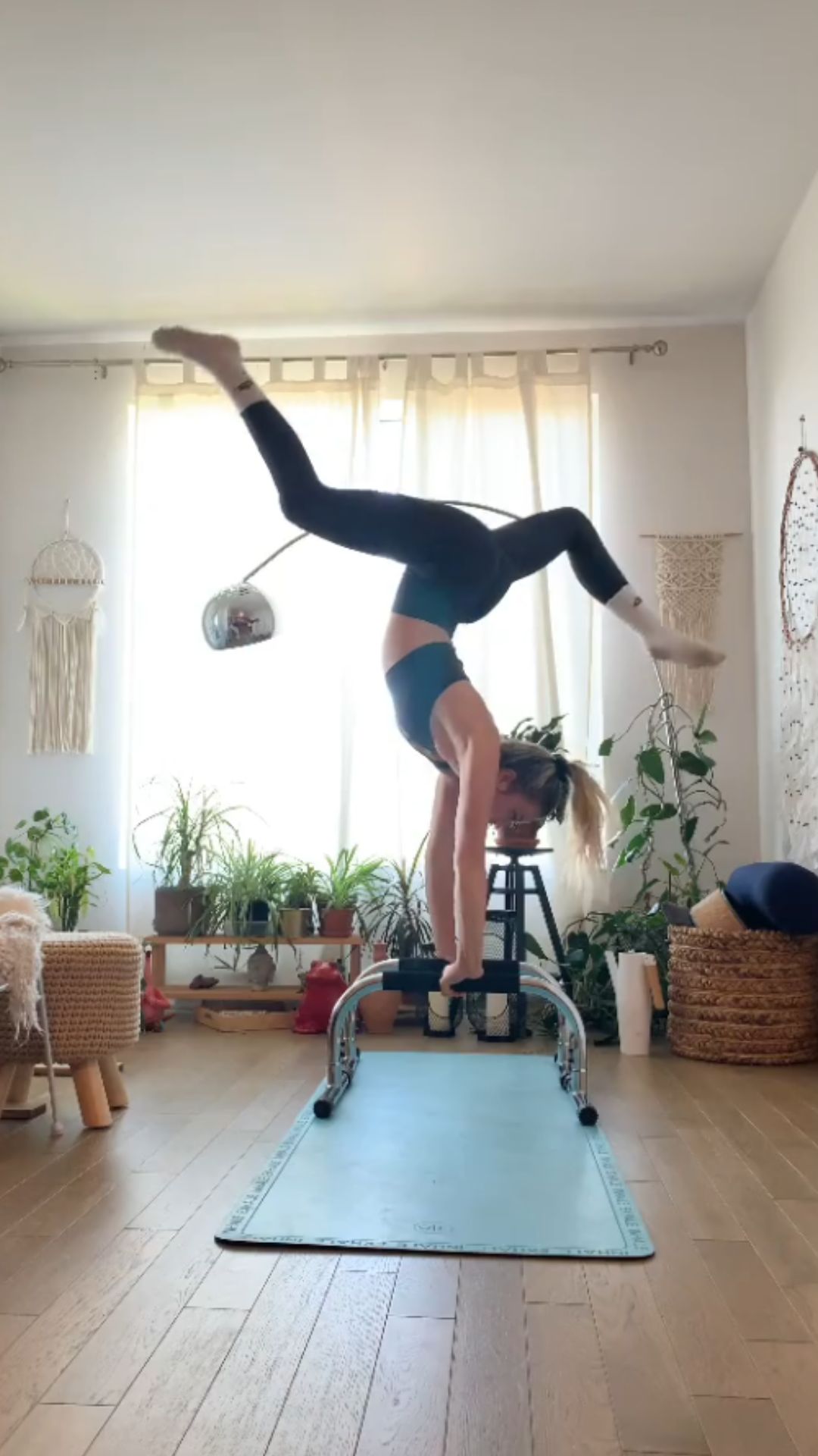 Handstand challenge with impressive calisthenics balance and control