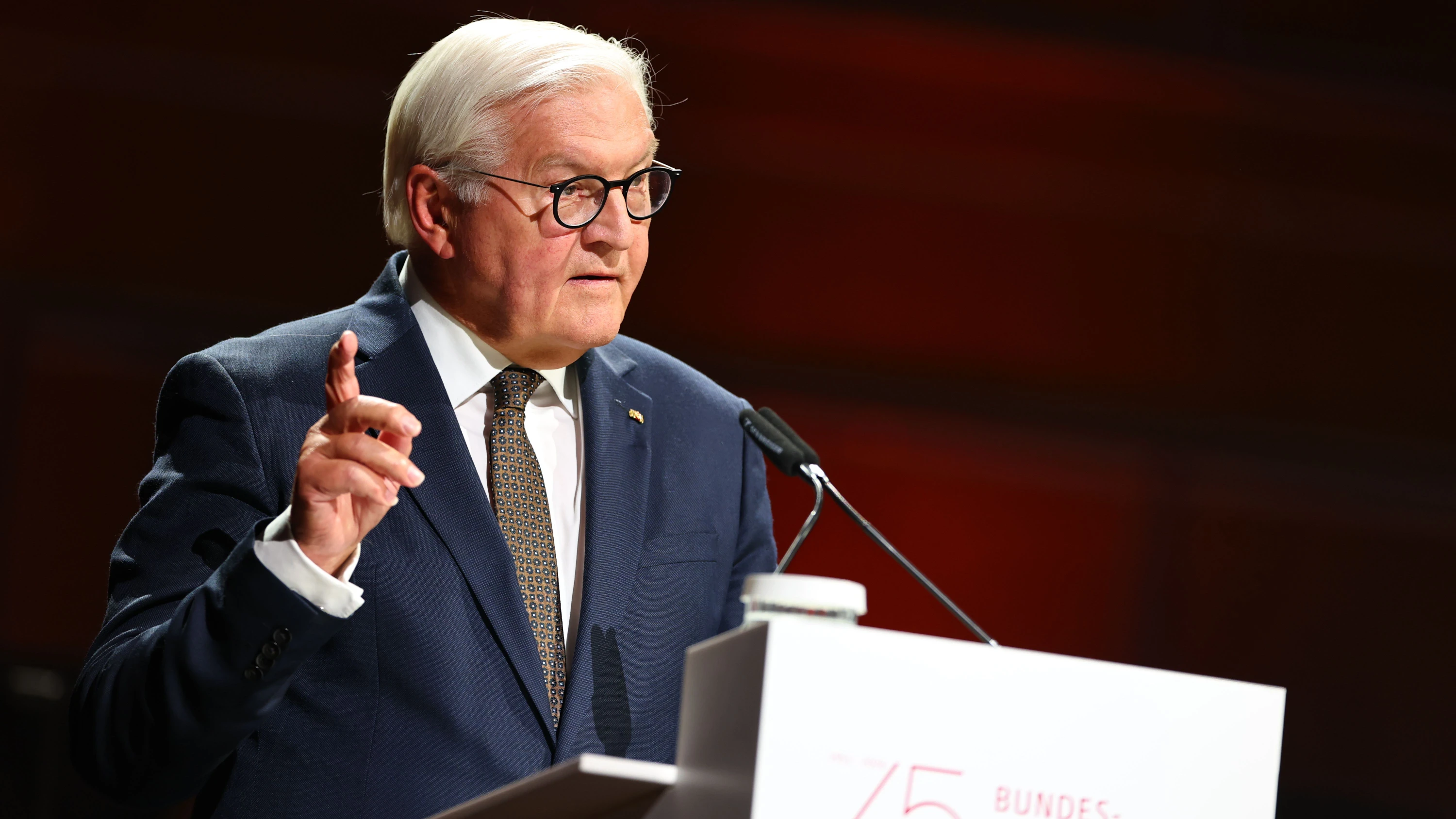 Redet mit Ministern: Steinmeier sorgt sich um die Koalition