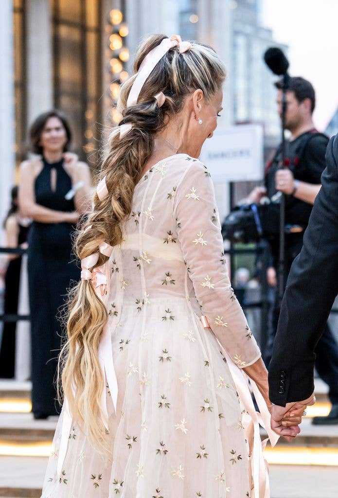 Sarah Jessica Parker makes red-carpet return with tumbling hair ...