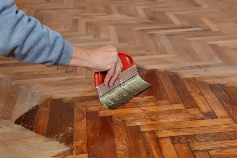 Say goodbye to worn-out floors: this simple trick restores parquet ...
