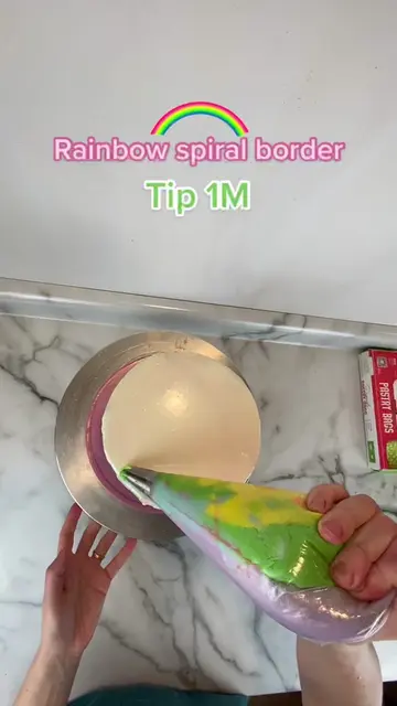 How I pipe a rainbow spiral border with tip 1M