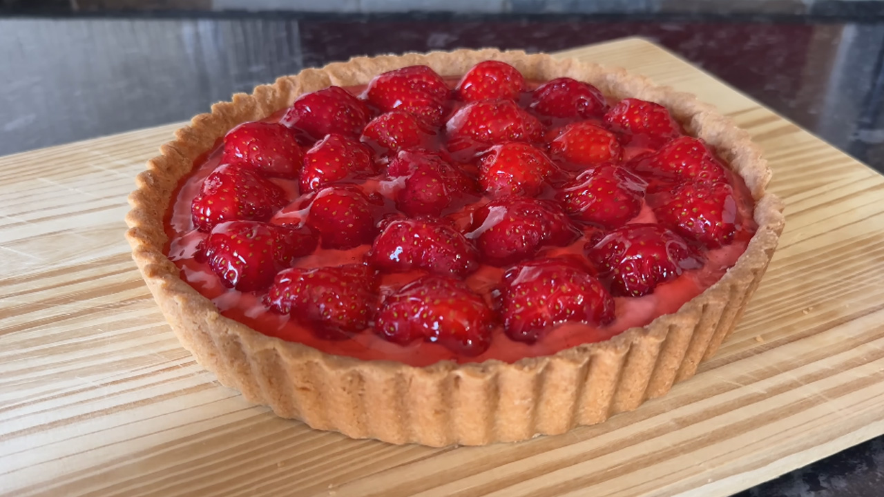 Easy homemade strawberry tart with shortbread base guide