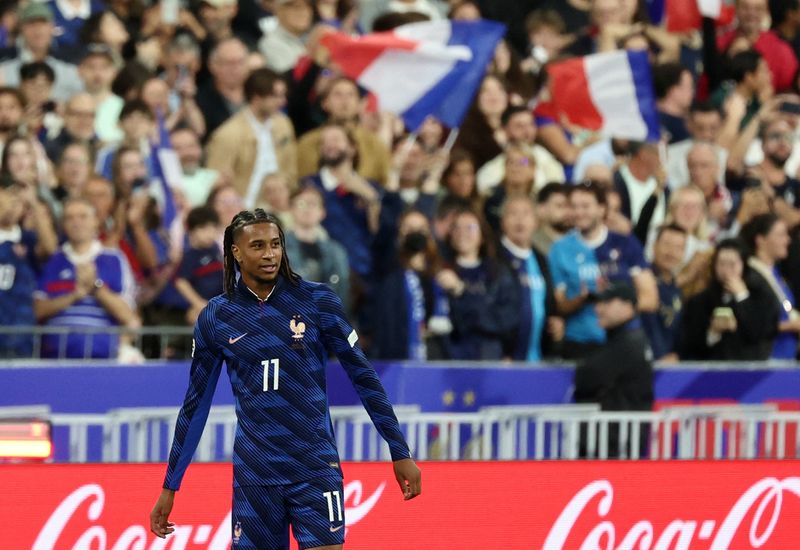 Soccer-France held to 1-1 draw as Italy dampen Zidane's home debut
