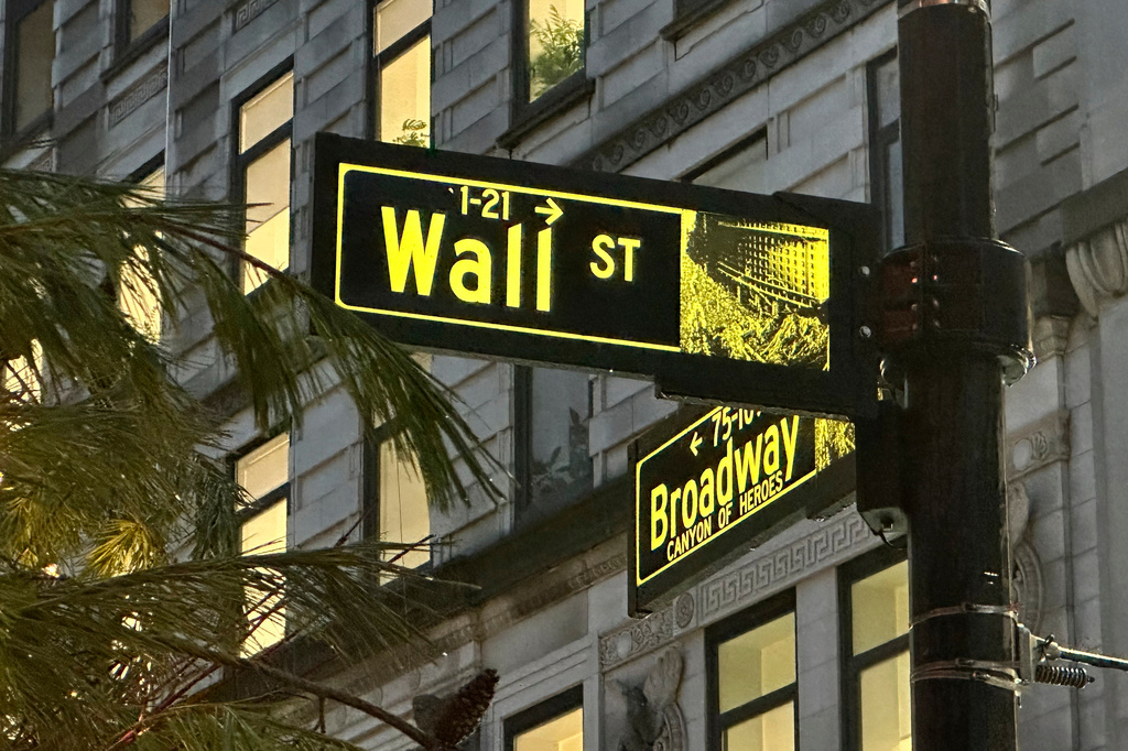 US stocks rise near their record after the latest jobs report eases ...
