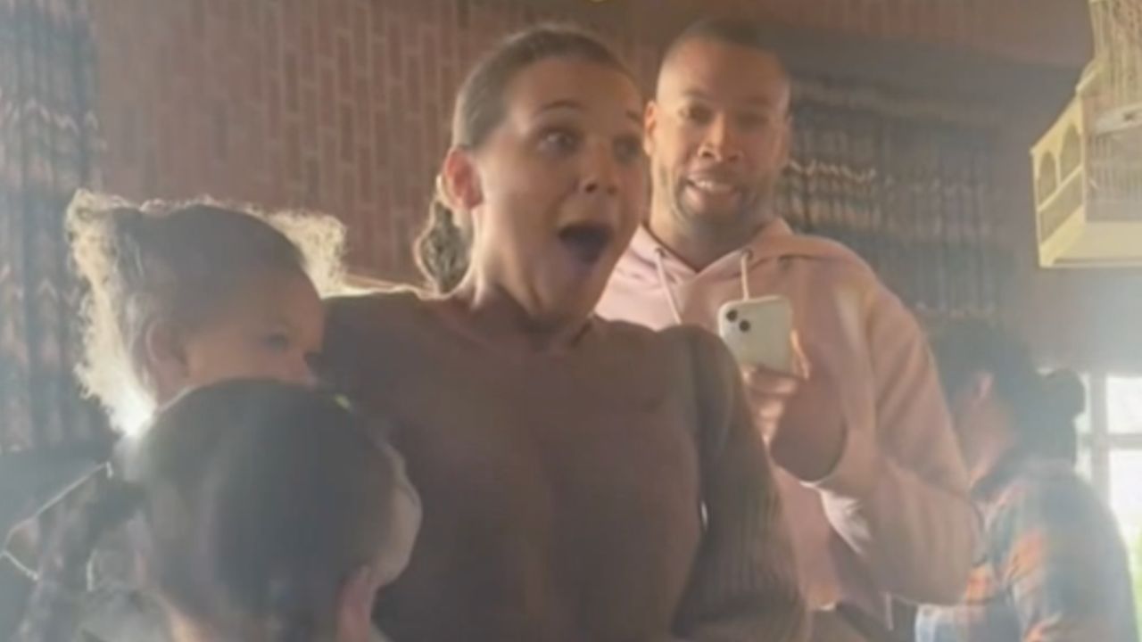 Childhood bestie who moved away surprises friend in restaurant | Happily