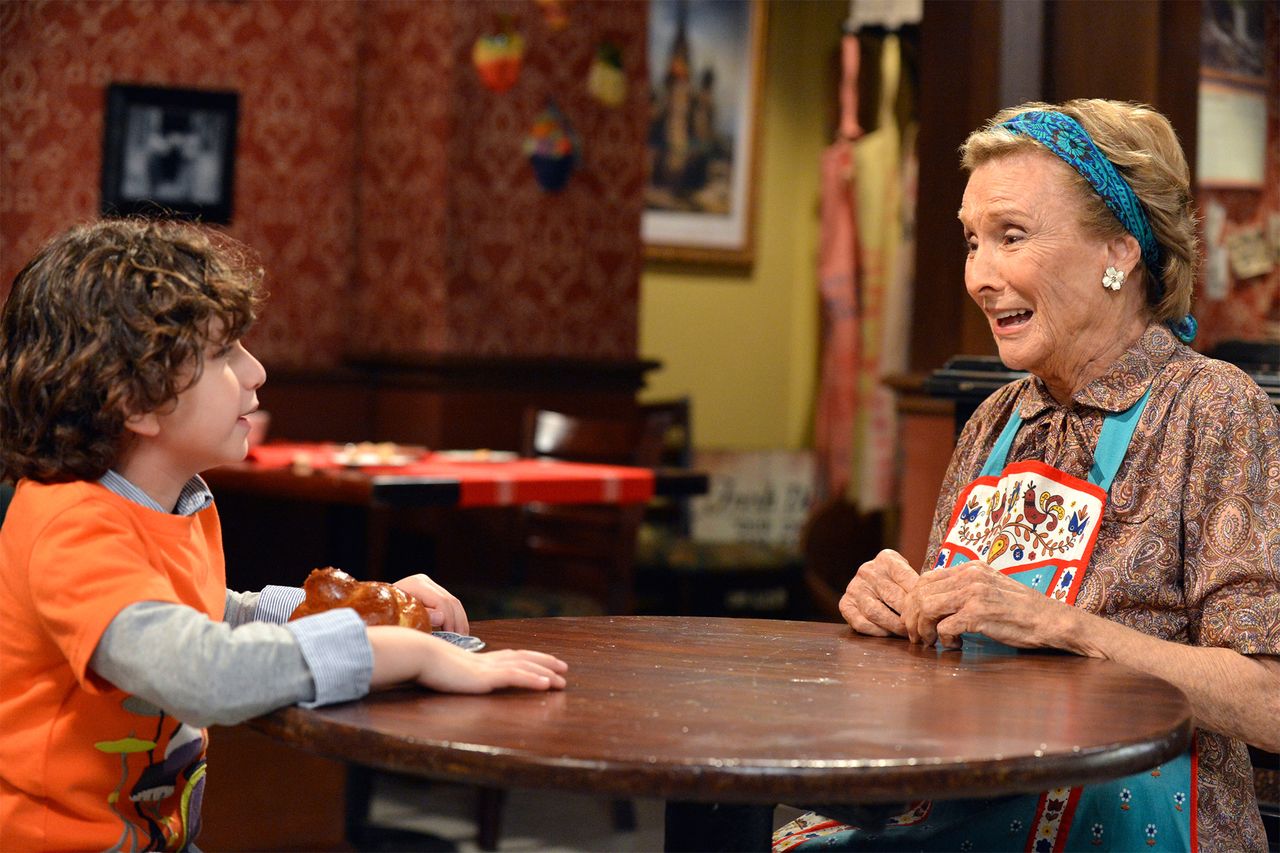 Rider Strong says Cloris Leachman was reading cue cards during 