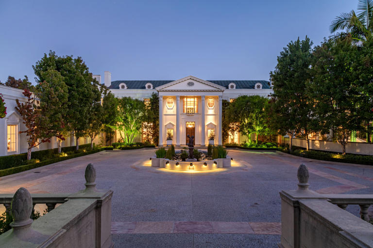 Oracle billionaire Larry Ellison is buying up the neighborhood