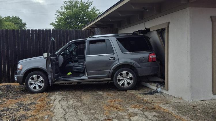 Vehicle hits building in Temple