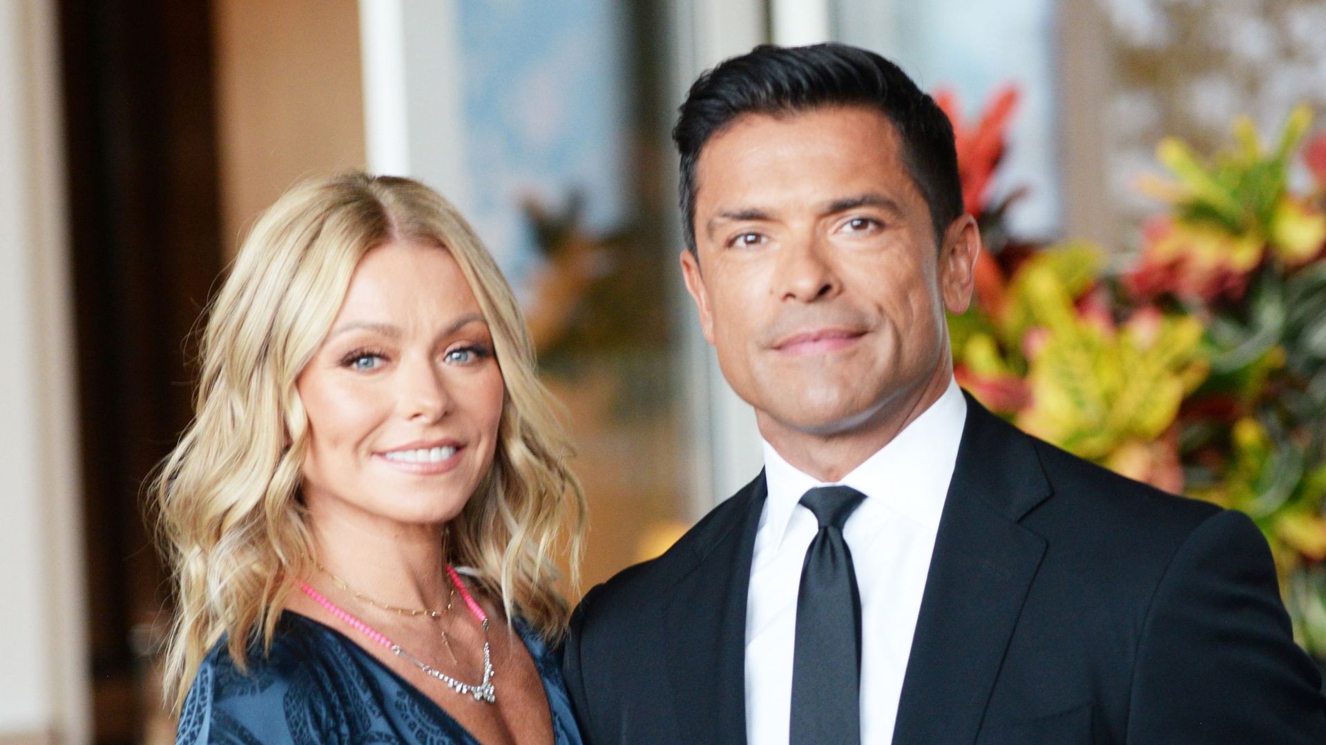 Kelly Ripa and Mark Consuelos’s dark kitchen flooring is a study in ...