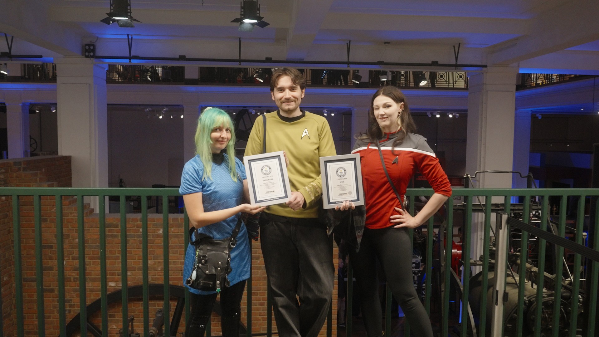 Most people performing the Vulcan salute simultaneously - 934 organised ...