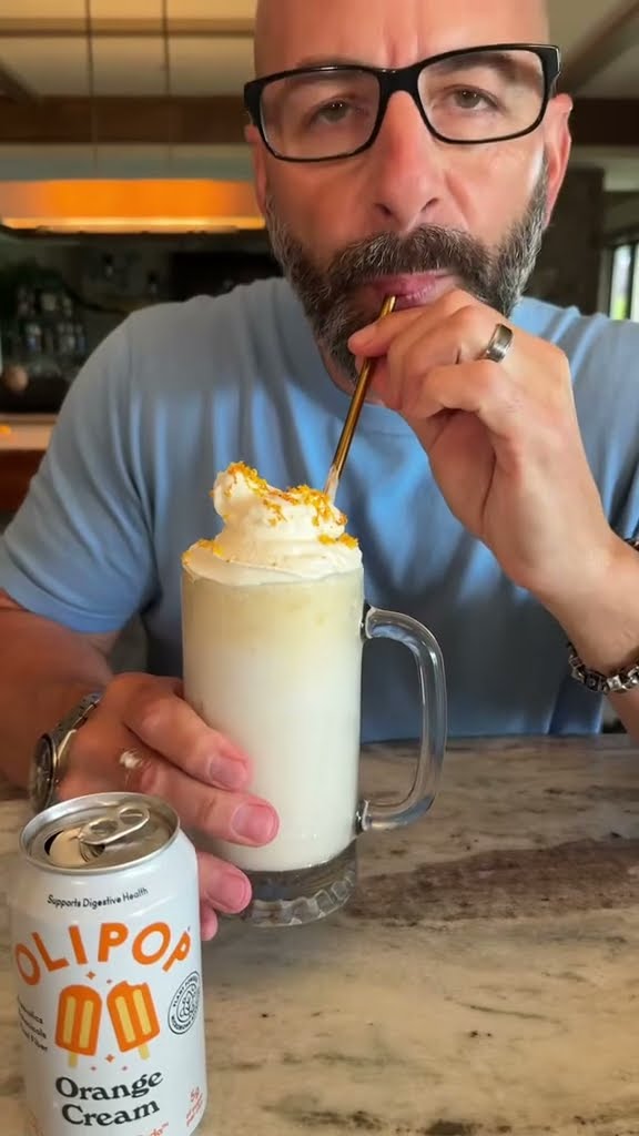 Boozy orange creamsicle float 🥤