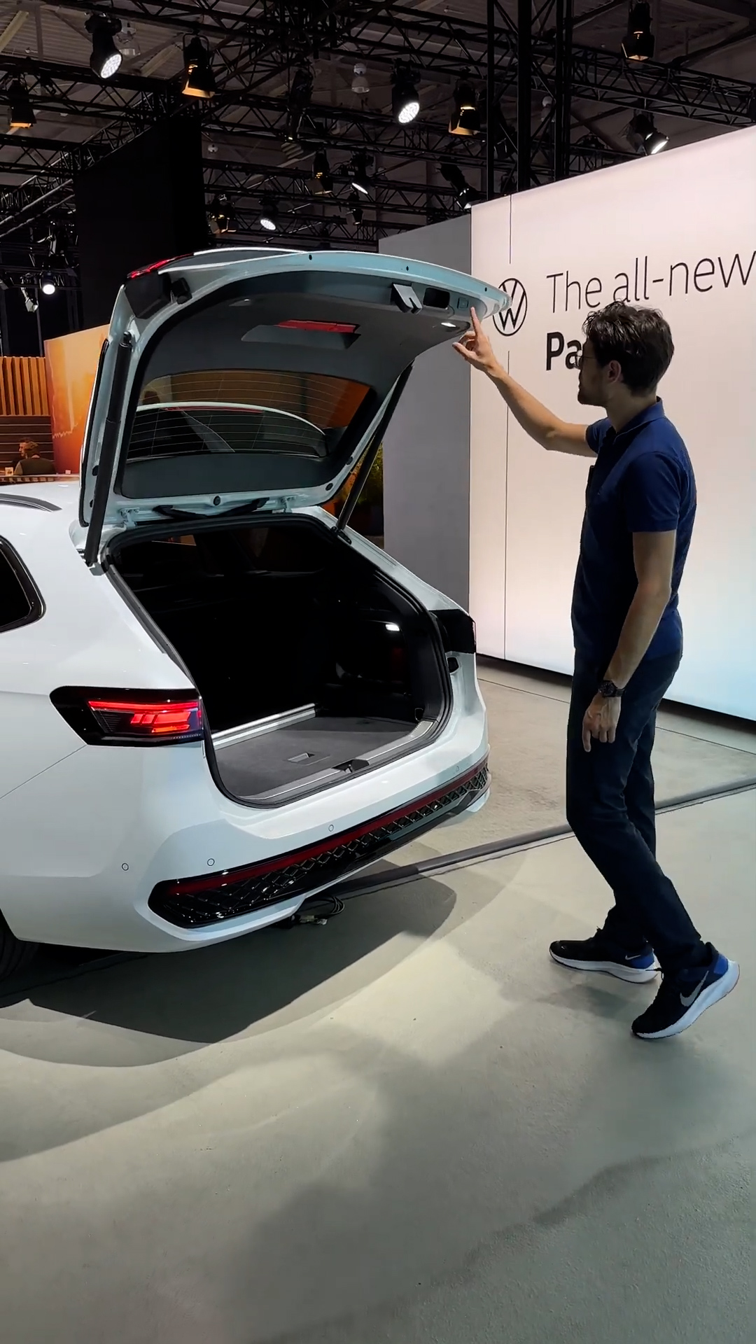 VW Passat B9 tailgate has a sensor to detect obstacles
