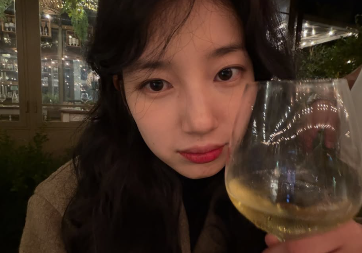 Suzy, even prettier unadorned... Looks like a scene from an independent ...