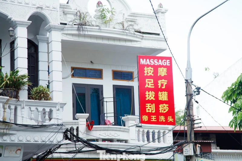 Biển hiệu chữ nước ngoài 'lấn át' tiếng Việt trên đường phố Bắc Ninh