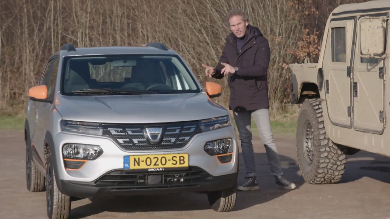 Kan een zware militaire Humvee een Dacia Spring overleven?