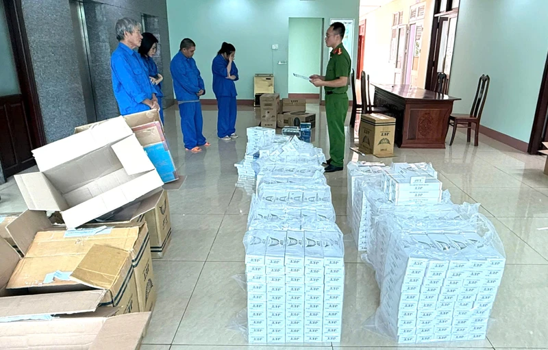 4 người trong một gia đình cùng bị khởi tố, công an thu giữ 8.760 gói thuốc lá nhập lậu