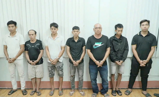 Khởi tố thêm 7 người vụ khiêng quan tài có người sống bên trong diễu phố