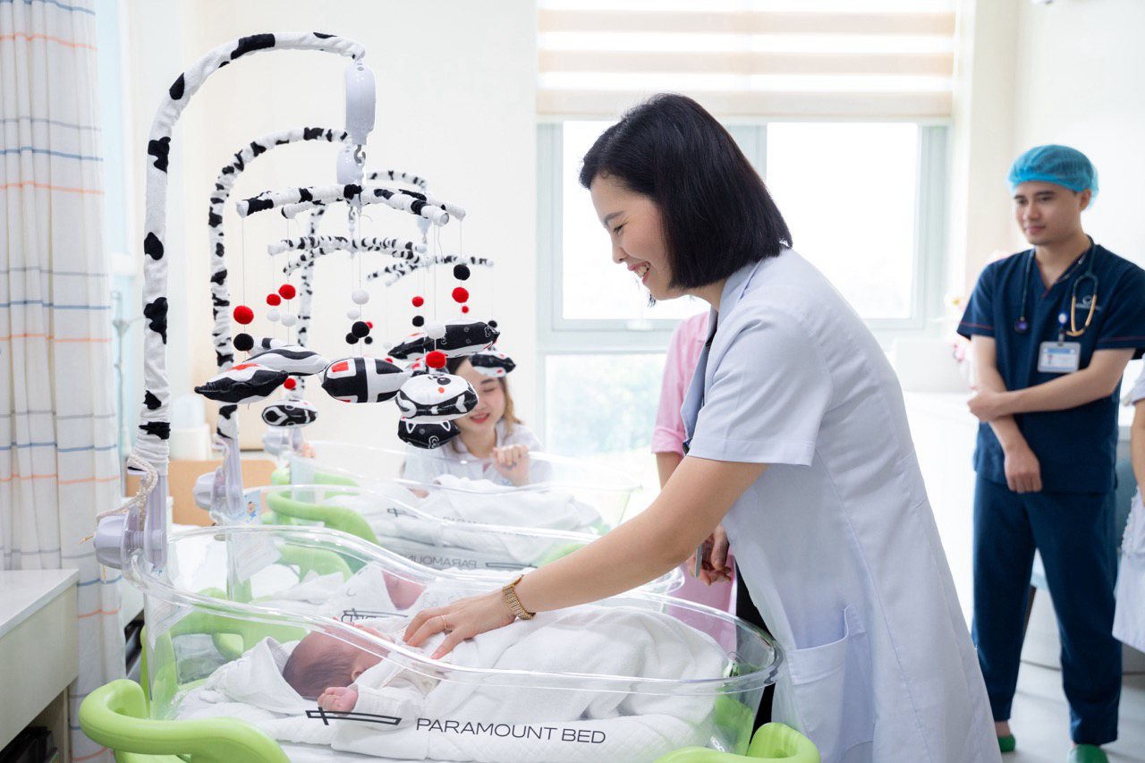 Kỳ tích trong ca tam thai, giữ hai em bé thêm 36 giờ sau khi anh trai chào đời