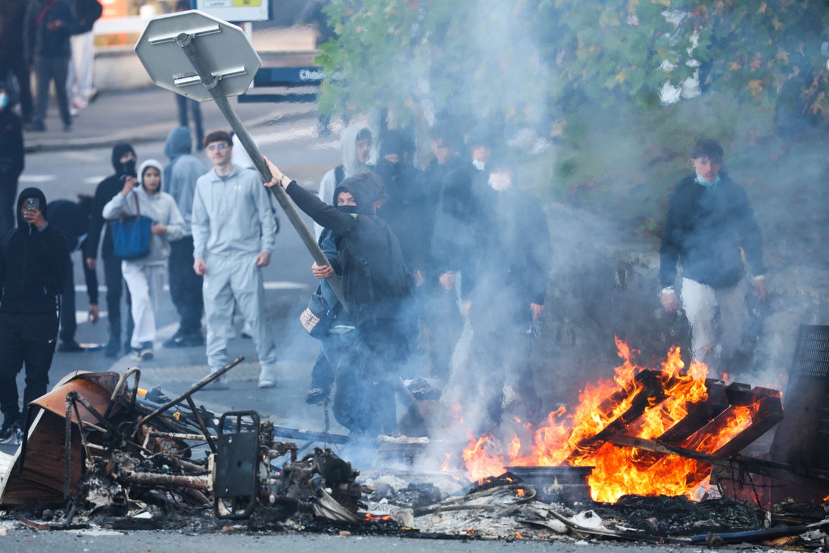 Hundreds of French schools to remain closed as protests continue