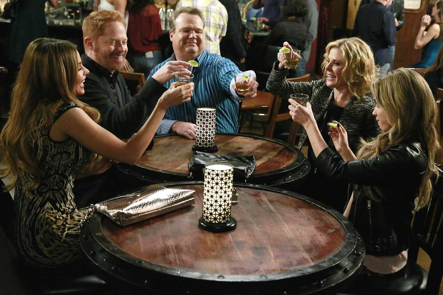 Julie Bowen says group chat is ‘key’ to keeping in touch with “Modern ...