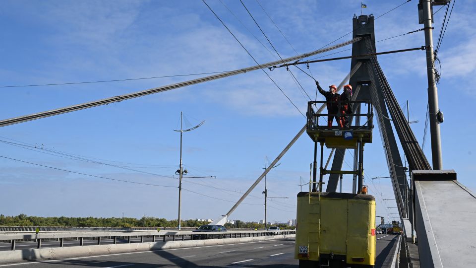 Russia strikes another major bridge in Kyiv as attacks on Ukrainian ...