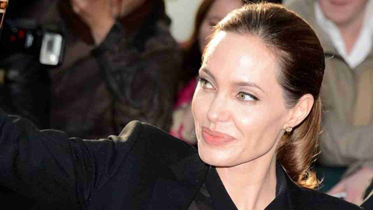 Can you read it? Note written by Angelina Jolie intrigues social media ...
