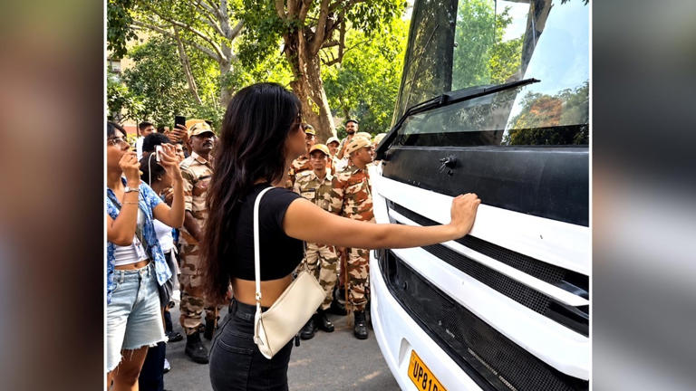 Delhi's Rhiya Ahir moment? Woman stops bus carrying detainees at Jantar ...