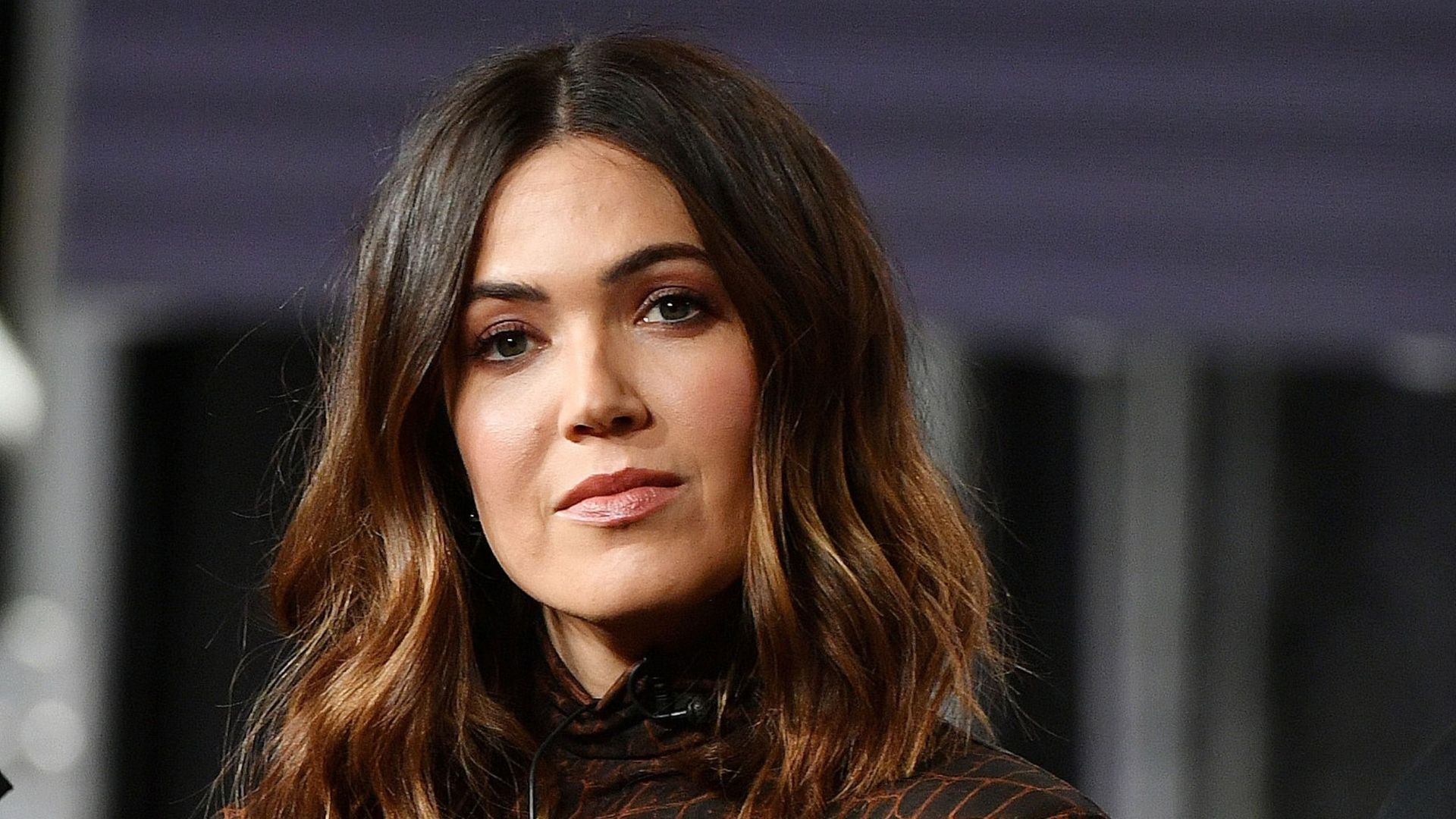Mandy Moore's unusual bedroom color palette is a masterclass in cozy ...