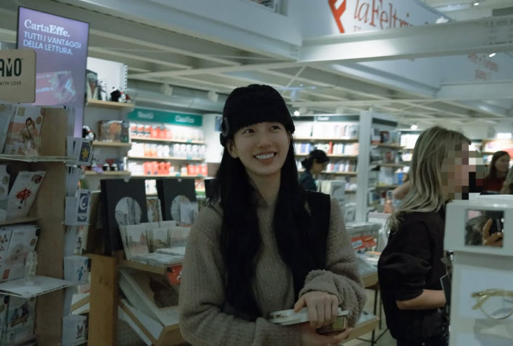 Suzy, even prettier unadorned... Looks like a scene from an independent ...
