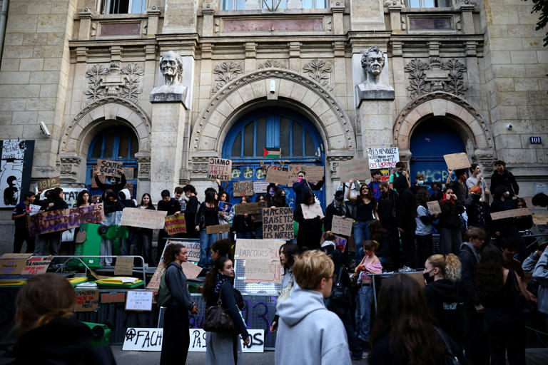 French student protests over poor facilities spread nationwide