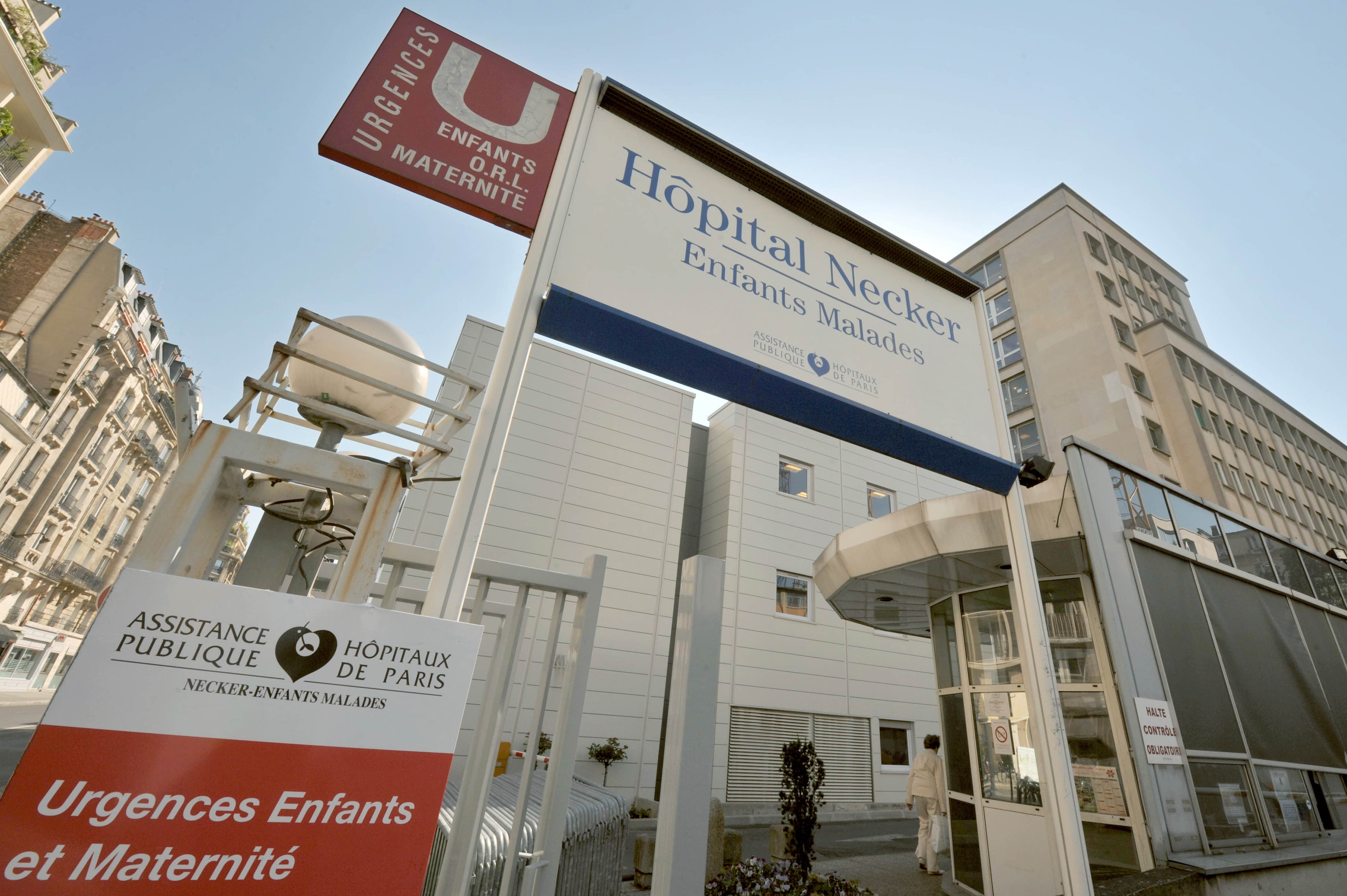 « Elle nous regarde, elle nous sourit » : face à l'hôpital Necker, des ...