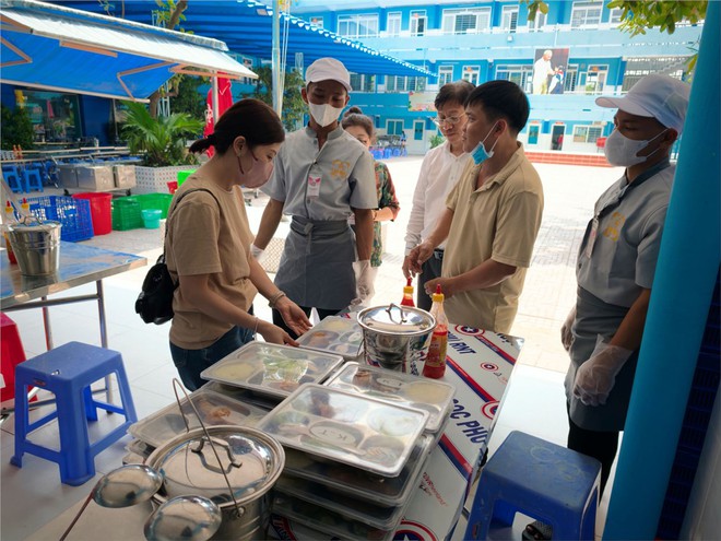 Trường ở TP.HCM mời phụ huynh kiểm tra đột xuất bữa ăn bán trú, công khai số hiệu trưởng