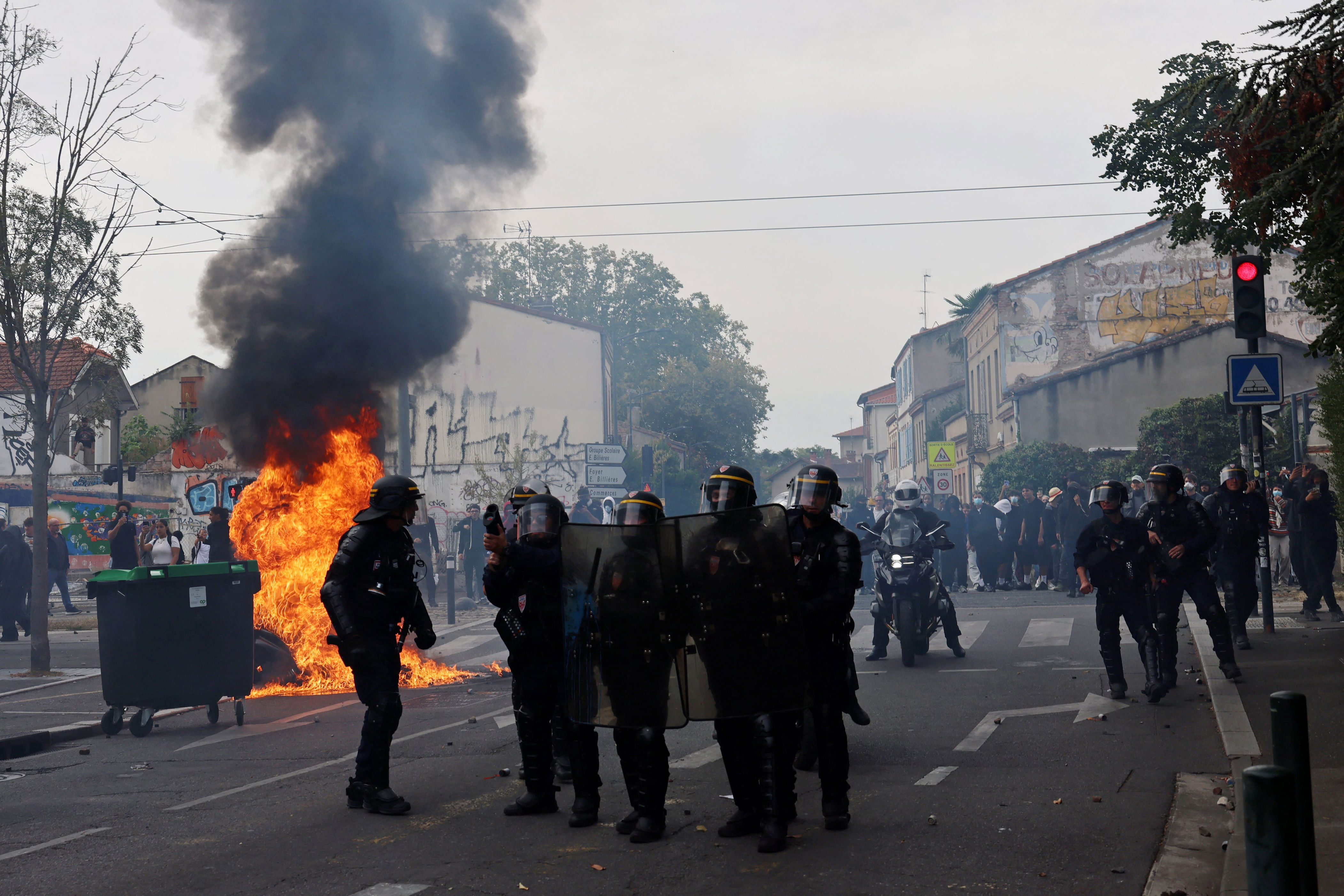 French student protests over poor facilities spread nationwide