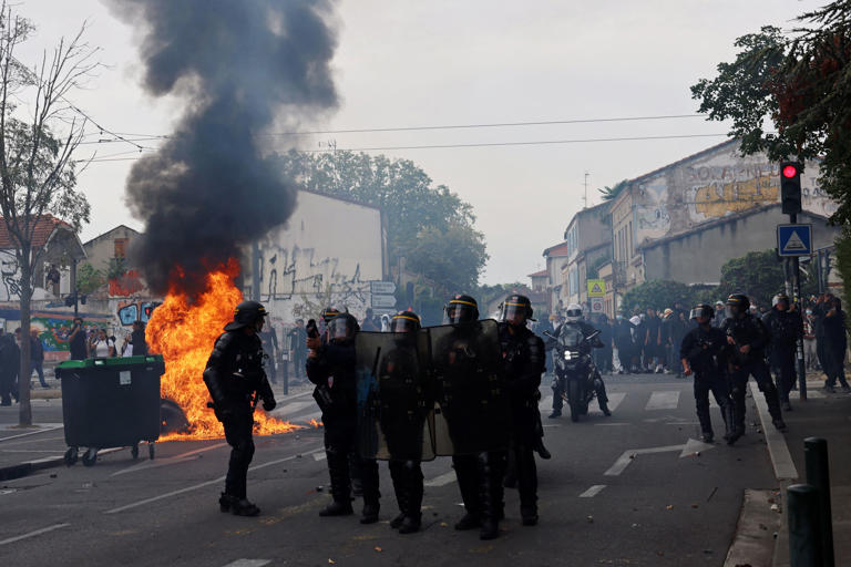 French student protests over poor facilities spread nationwide