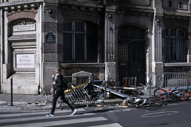 French student protests over poor facilities spread nationwide