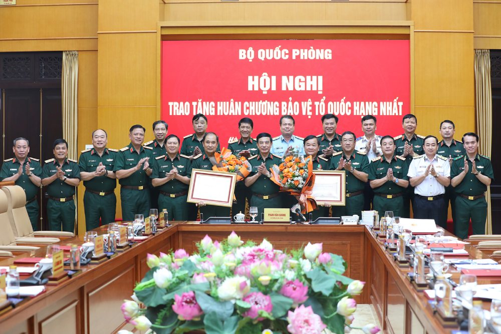 4 trung tướng, 3 đại tá quân đội thôi giữ chức vụ, nghỉ hưu