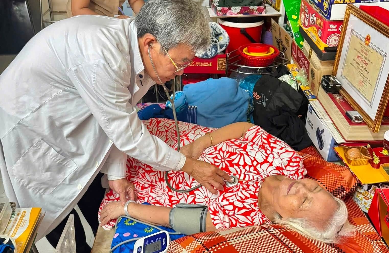 Trạm y tế TP HCM thiếu bác sĩ, bệnh viện tuyến trên 'đỡ đầu'