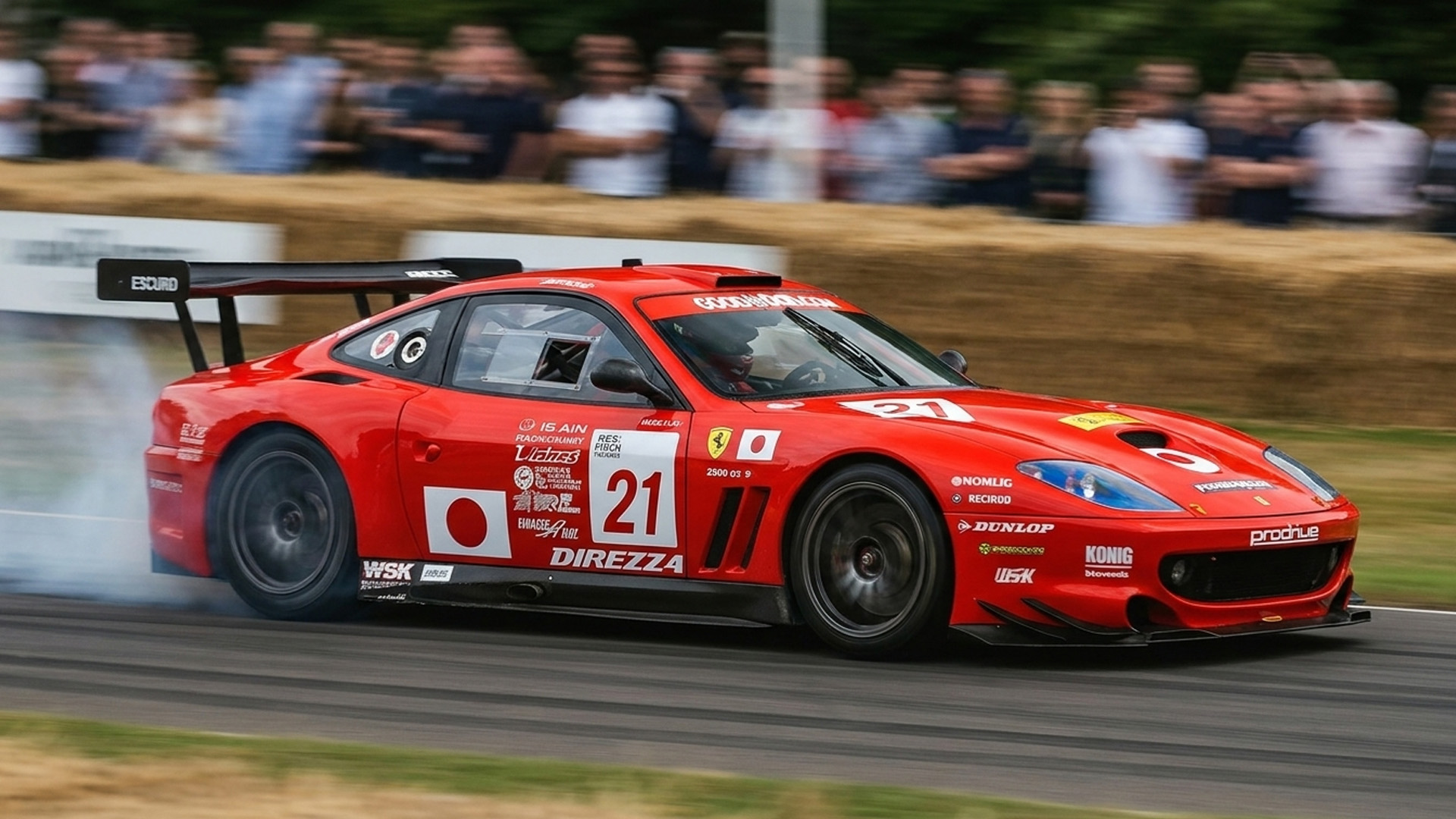 Ferrari 550 GTS Maranello lights up its rear tires