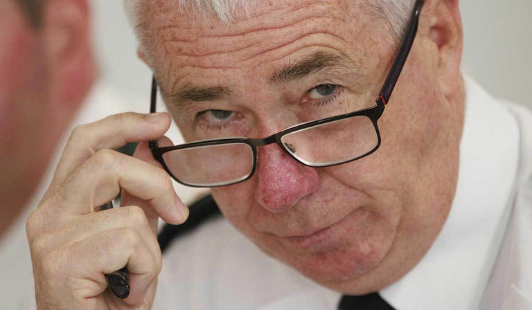 Secretary for Northern Ireland urges calm as Garvaghy Road clashes expected