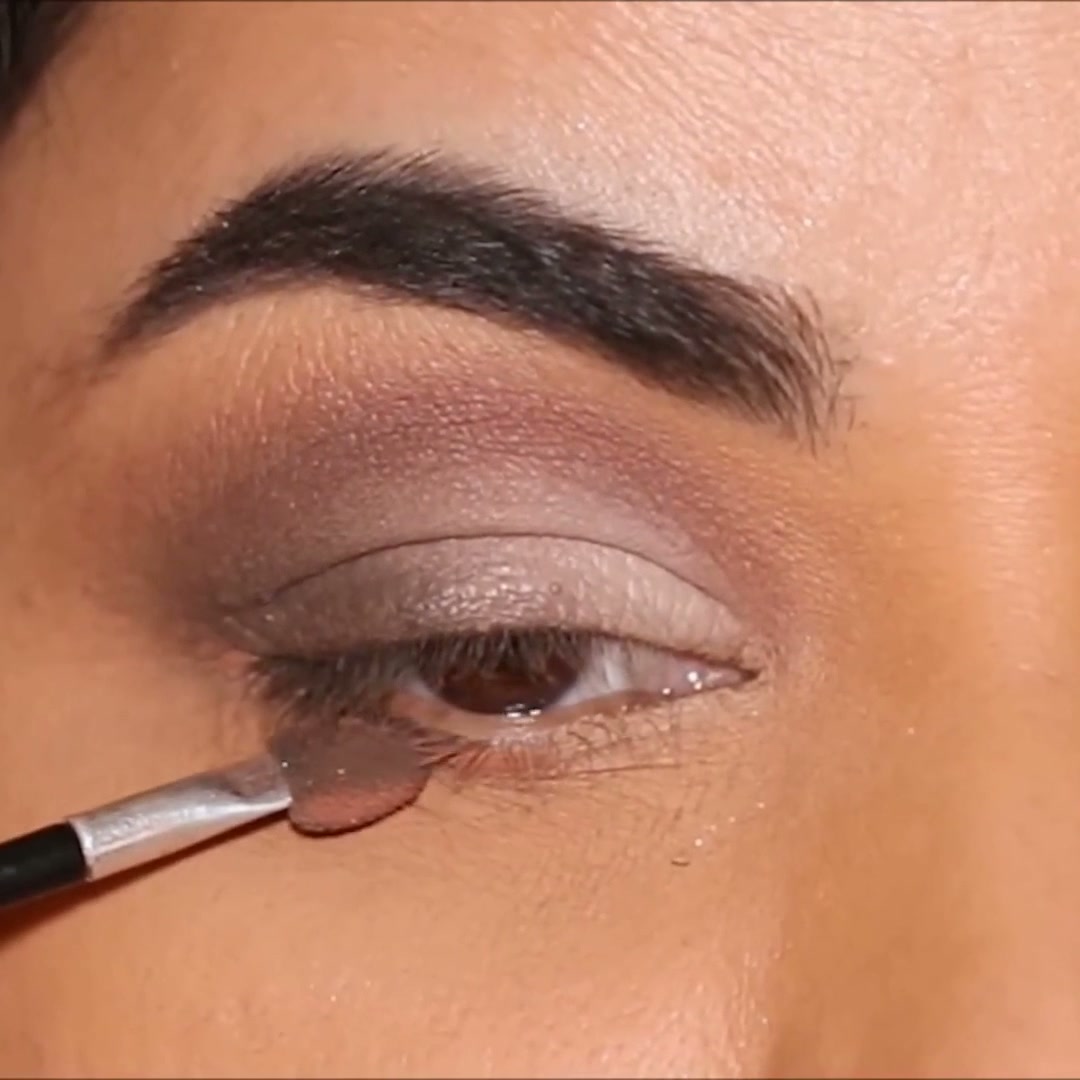 Master eyeshadow mapping for brown smokey eyes