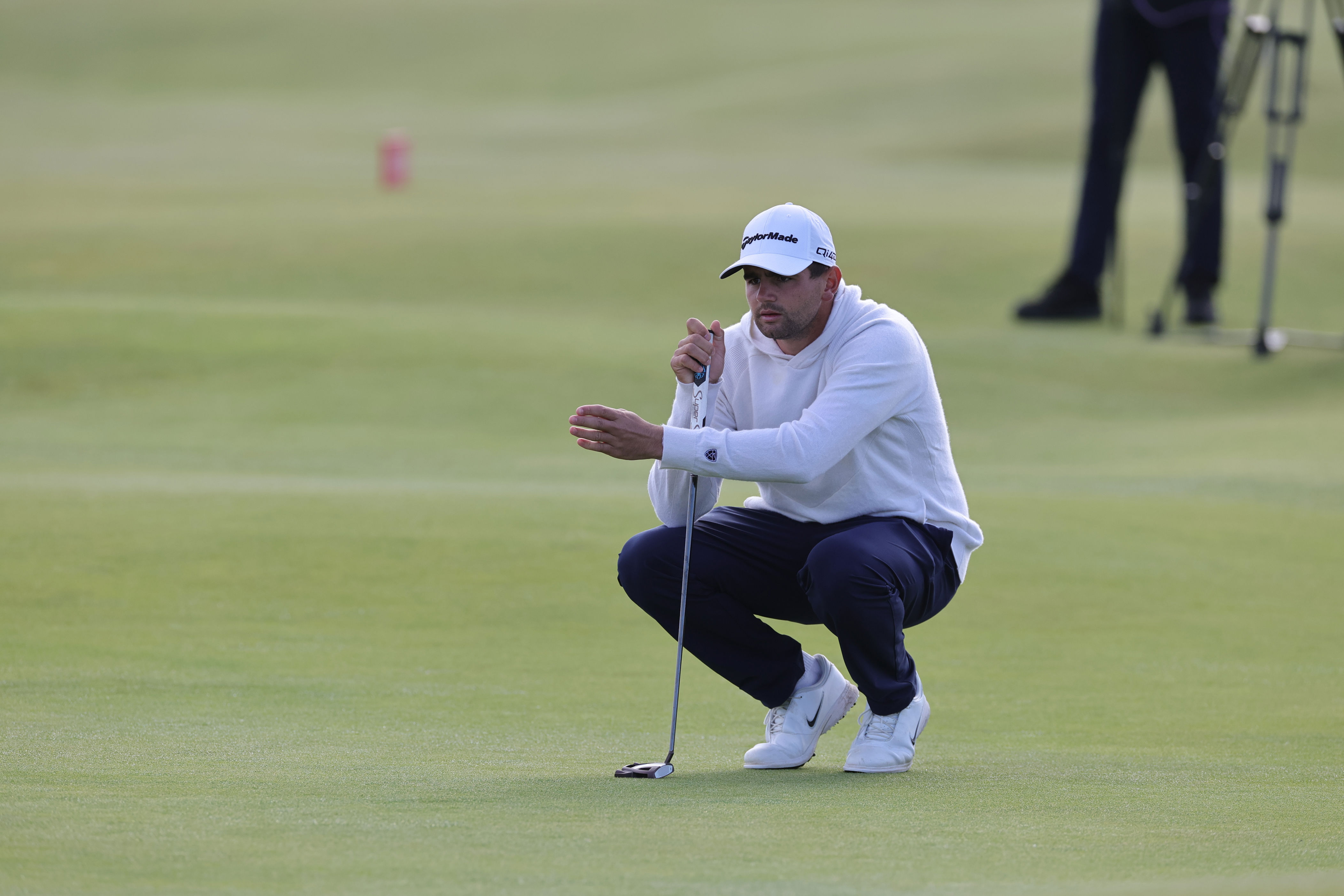 Casey Jarvis holes out for eagle and builds a two-shot lead in the ...