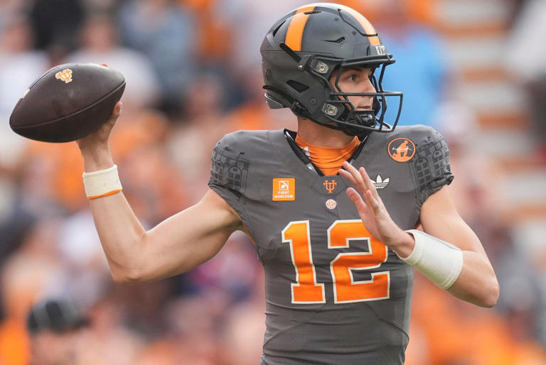 Tennessee football vs Arkansas score updates, Vols up 17-14 in fourth ...