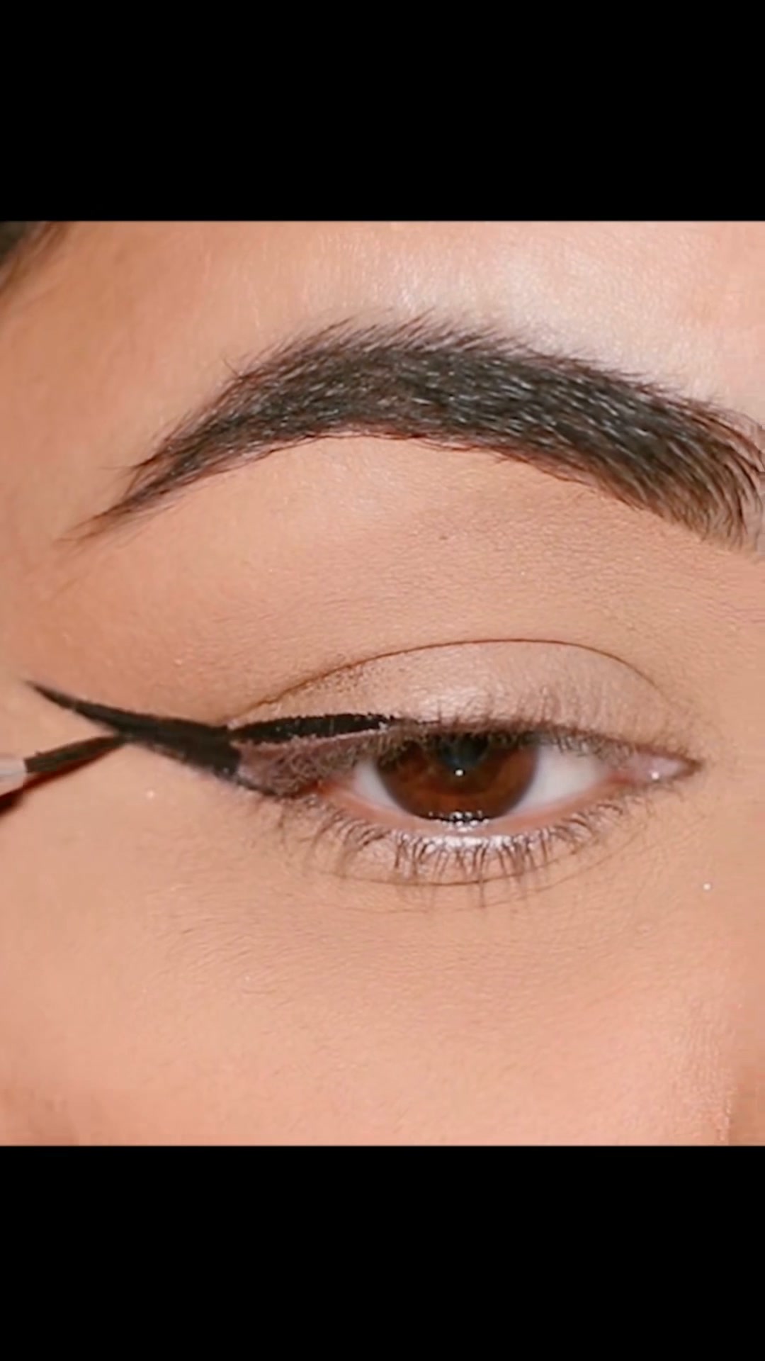 Easy sharp wing eyeliner tutorial